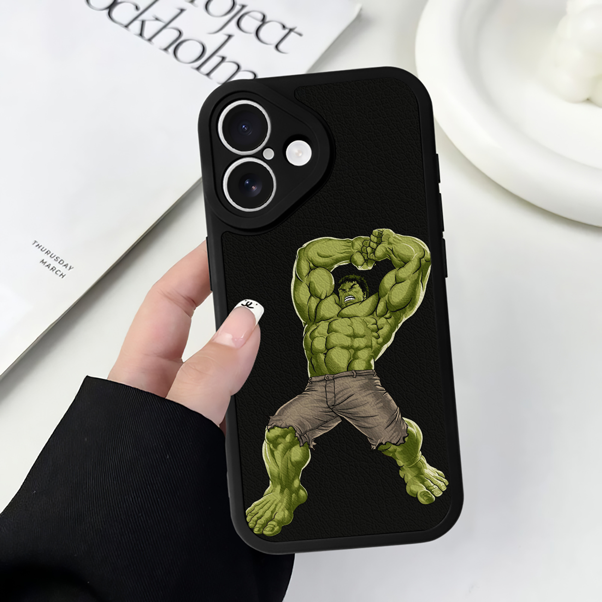 （画像用） アベンジャーズ The Avengers 【iPhone 16シリーズ対応】シリコンスマホケース（レザー調） 材質：シリコン
